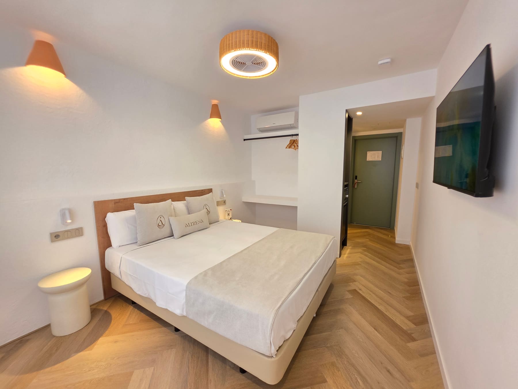Habitación de la pensión: cama hecha, luz de día