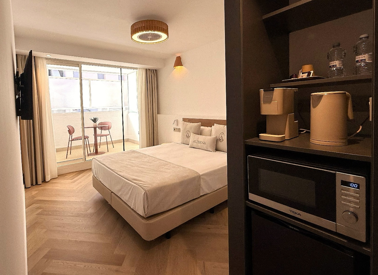 Habitación de Alirena con la terraza al fondo